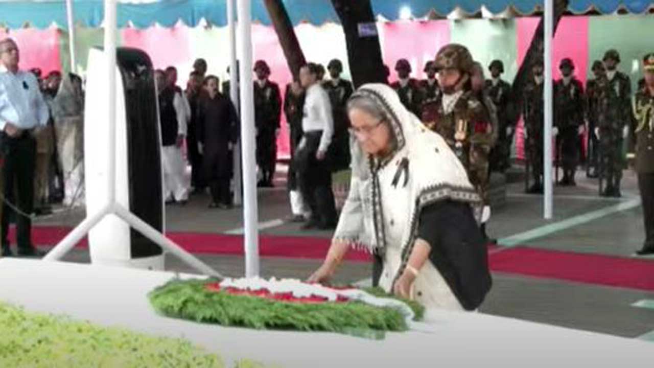 বঙ্গবন্ধুর সমাধিতে ফুল দিয়ে শ্রদ্ধা জানালেন প্রধানমন্ত্রী শেখ হাসিনা। ছবি : সংগৃহীত