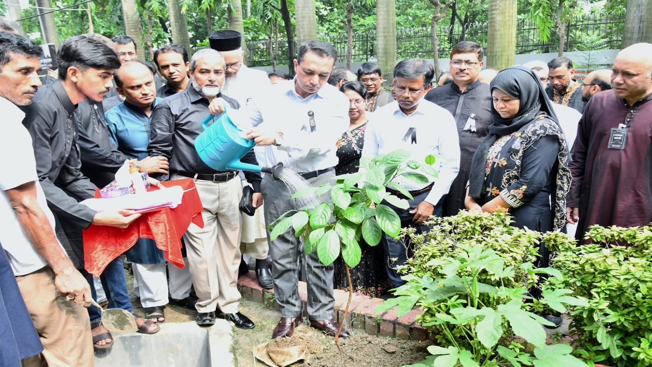 আগারগাঁওয়ে সমাজসেবা অধিদপ্তর প্রাঙ্গণে মন্ত্রণালয়ের সচিব মো. জাহাঙ্গীর আলম বৃক্ষরোপণ করেন। ছবি : কালবেলা