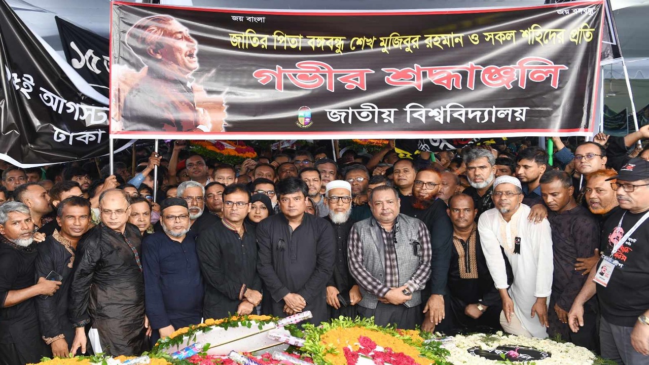 ধানমন্ডির ৩২ নম্বরে বঙ্গবন্ধু শেখ মুজিবুর রহমানের প্রতিকৃতিতে শ্রদ্ধা জানিয়েছেন জাতীয় বিশ্ববিদ্যালয়ের উপাচার্য অধ্যাপক ড. মো. মশিউর রহমান। ছবি : কালবেলা