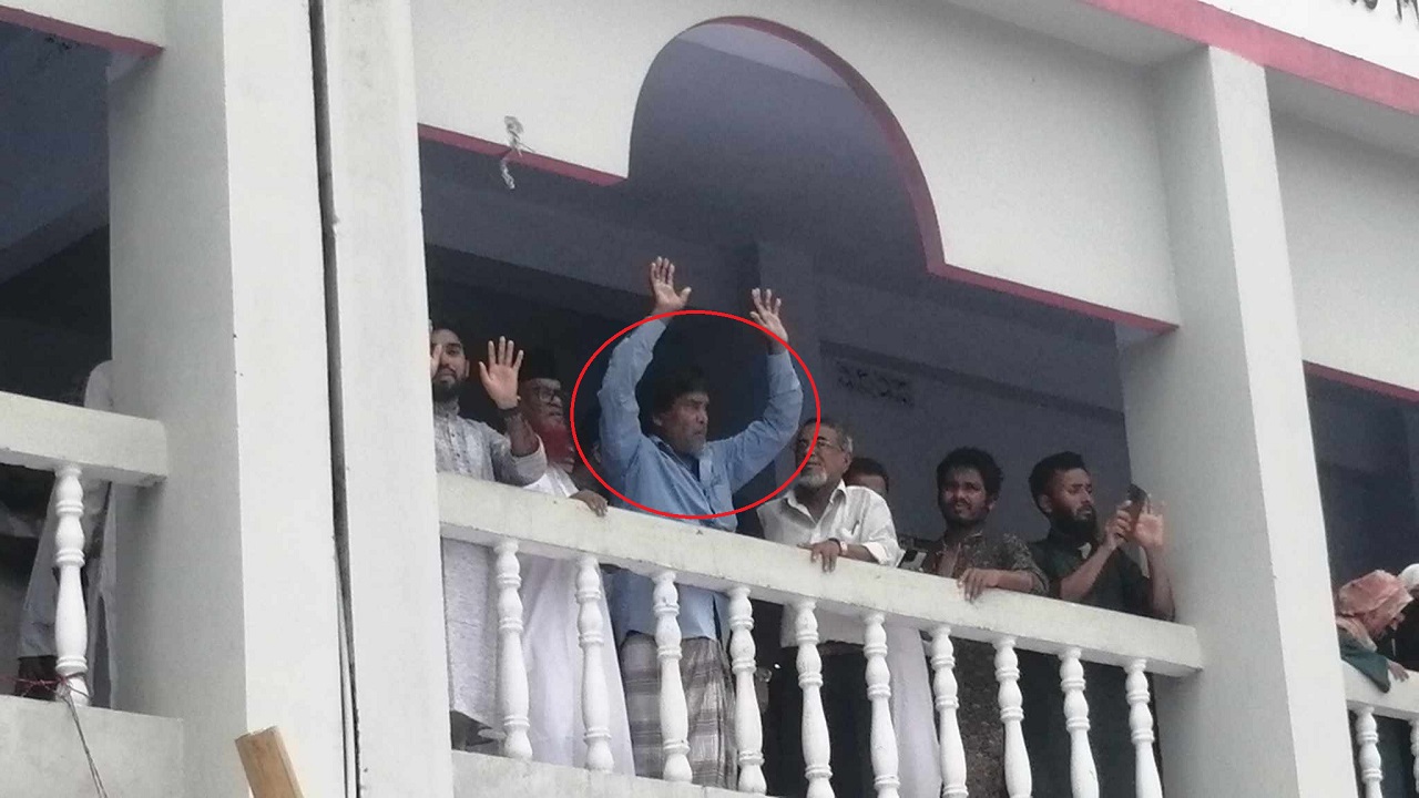 সাঈদী ফাউন্ডেশন ভবন থেকে হাত নাড়ছেন সুখরঞ্জন বালি। ছবি : কালবেলা