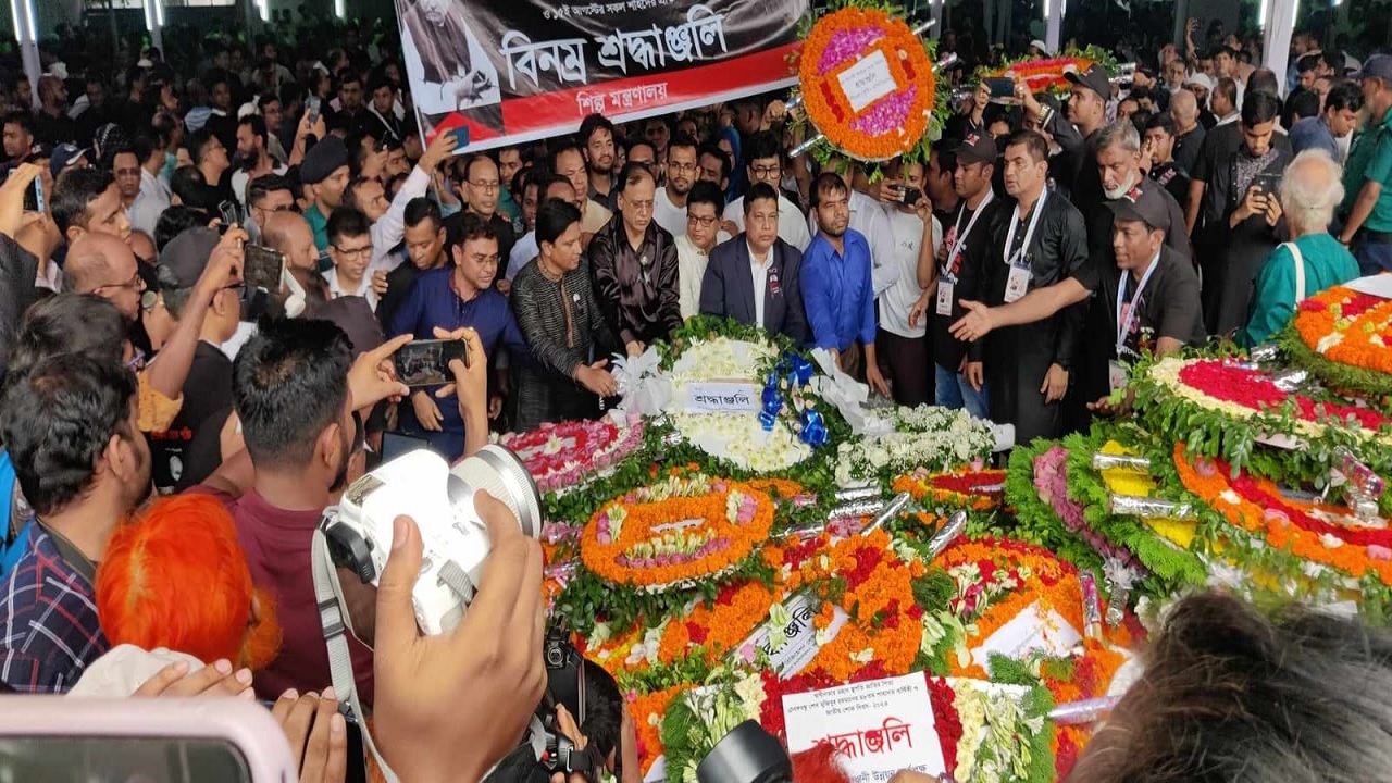 আইসিটি বিভাগের উদ্যোগে রাজধানীর ধানমণ্ডি ৩২ নম্বরে এবং আগারগাঁওস্থ আইসিটি টাওয়ারে বঙ্গবন্ধু শেখ মুজিবুর রহমানের প্রতিকৃতিতে পুষ্পস্তবক অপর্ণ করা  হয়। ছবি : কালবেলা