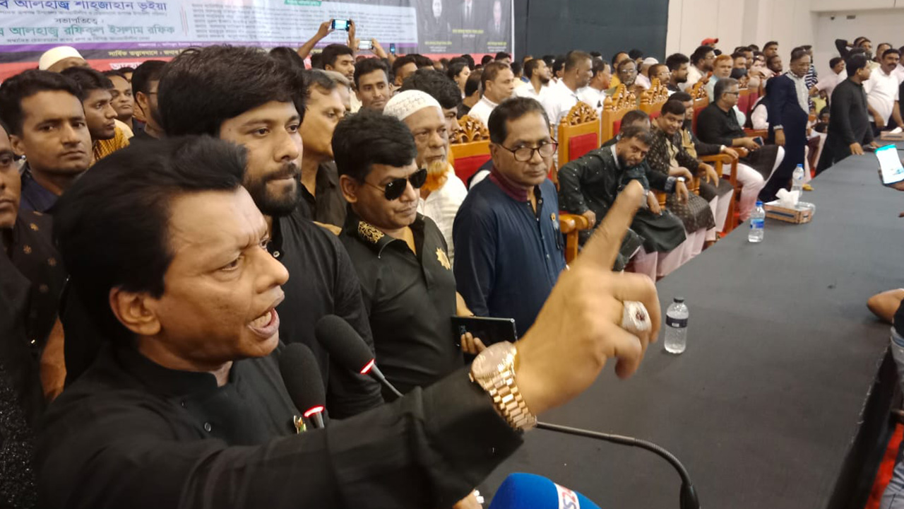 শোকসভায় বক্তব্য রাখছেন রংধনু গ্রুপের চেয়ারম্যান রফিকুল ইসলাম। ছবি : কালবেলা