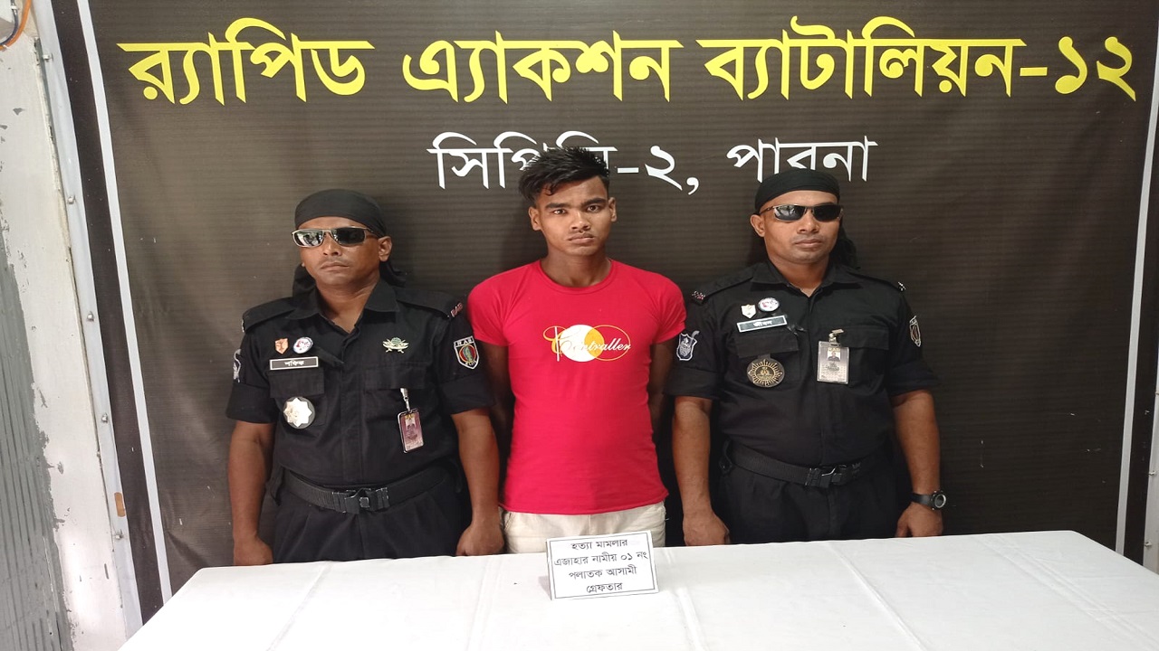 র‍্যাবের হাতে গ্রেপ্তারকৃত আসামি হৃদয় হোসেন। ছবি: কালবেলা