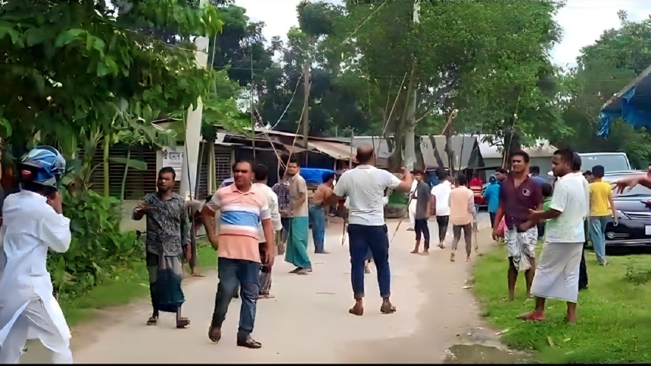 মঙ্গলবার কিশোরগঞ্জে বর্তমান এমপি ও সাবেক এমপির সমর্থকদের মধ্যে ধাওয়া পাল্টা-ধাওয়া হয়। ছবি: কালবেলা