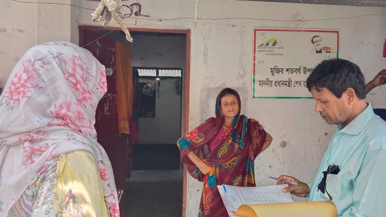 বিক্রি হওয়া আশ্রয়ণের ঘর প্রকৃত মালিকদের ফেরত দিচ্ছেন ইউএনও। ছবি: কালবেলা