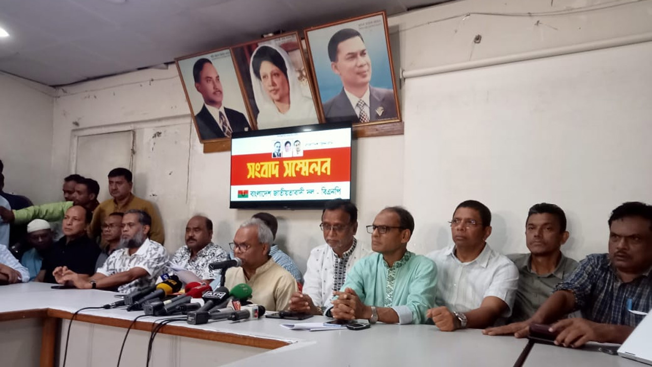 মঙ্গলবার নয়াপল্টনে বিএনপির কেন্দ্রীয় কার্যালয়ে সংবাদ সম্মেলনে দলীয় নেতাকর্মীরা। ছবি : কালবেলা