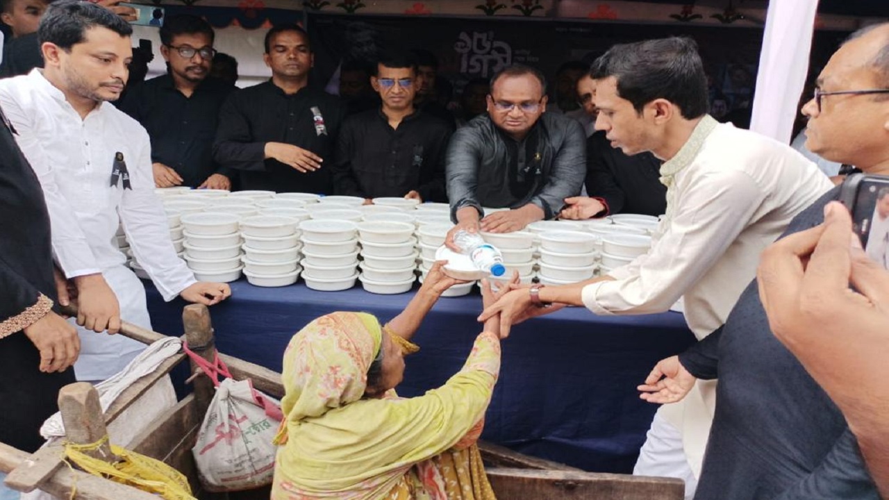 জাতীয় শোক দিবসের কর্মসূচির অংশ হিসেবে রাজধানীর শাহবাগে আওয়ামী লীগের বন ও পরিবেশ উপকমিটির পক্ষ থেকে গণভোজের আয়োজন করা হয়। ছবি : কালবেলা