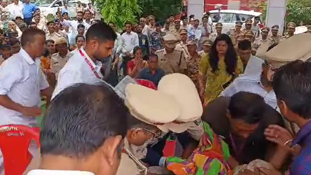 রোববার অসুস্থ হয়ে মঞ্চেই পড়ে যান মধ্যপ্রদেশের স্বাস্থ্যমন্ত্রী ডা. প্রভুরাম চৌধুরী। ছবি : সংগৃহীত