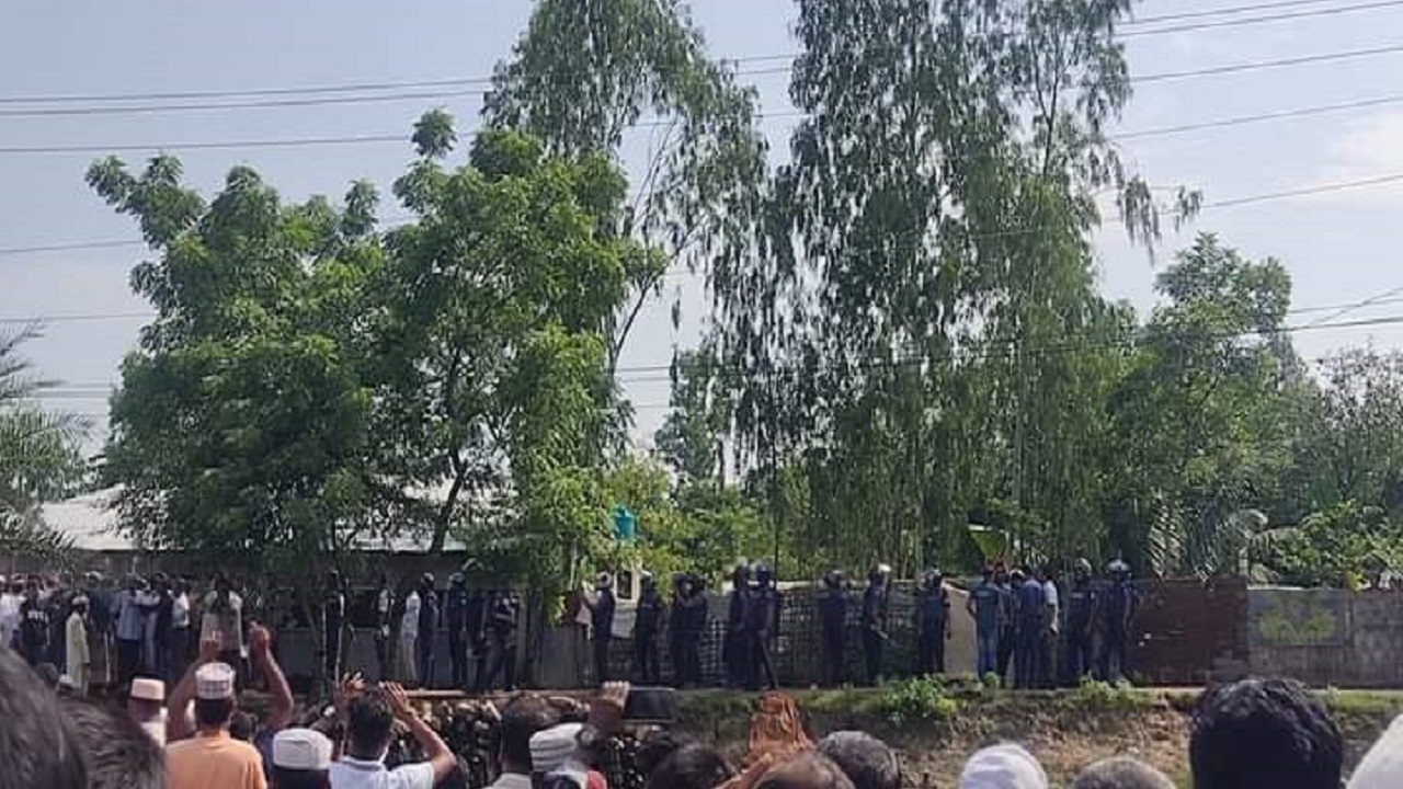 পেকুয়ায় সাঈদীর গায়েবানা জানাজা শেষে পুলিশের ওপর হামলা চালানো হয়। ছবি : সংগৃহীত