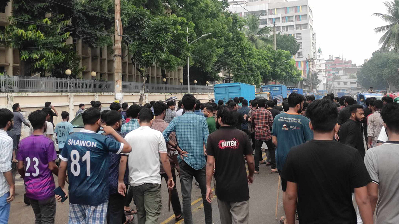 বুটেক্স শিক্ষার্থীদের বিক্ষোভ। ছবি : কালবেলা