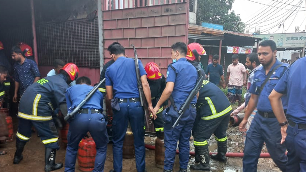 চট্টগ্রামের সীতাকুণ্ডে গ্যাস সিলিন্ডারের গুদামে মঙ্গলবার আগুন লাগে। ছবি: কালবেলা
