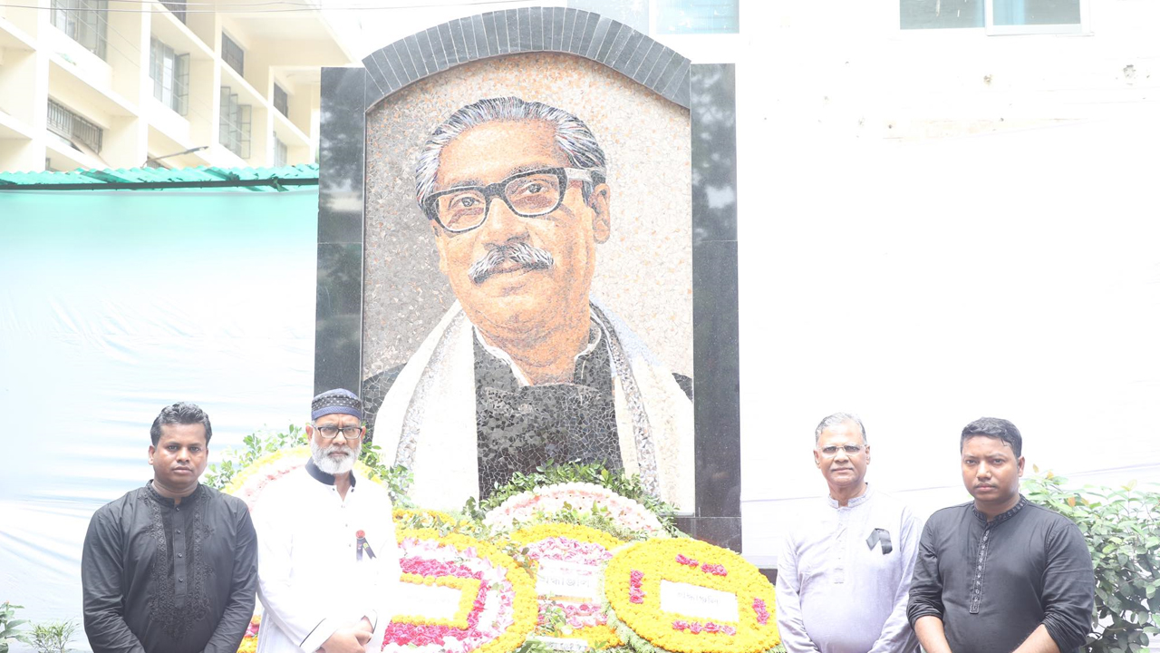 জগন্নাথ বিশ্ববিদ্যালয়ে মঙ্গলবার বঙ্গবন্ধু শেখ মুজিবুর রহমানের ম্যুরাল উন্মোচন শেষে ফুল দিয়ে শ্রদ্ধা জানানো হয়। ছবি : কালবেলা