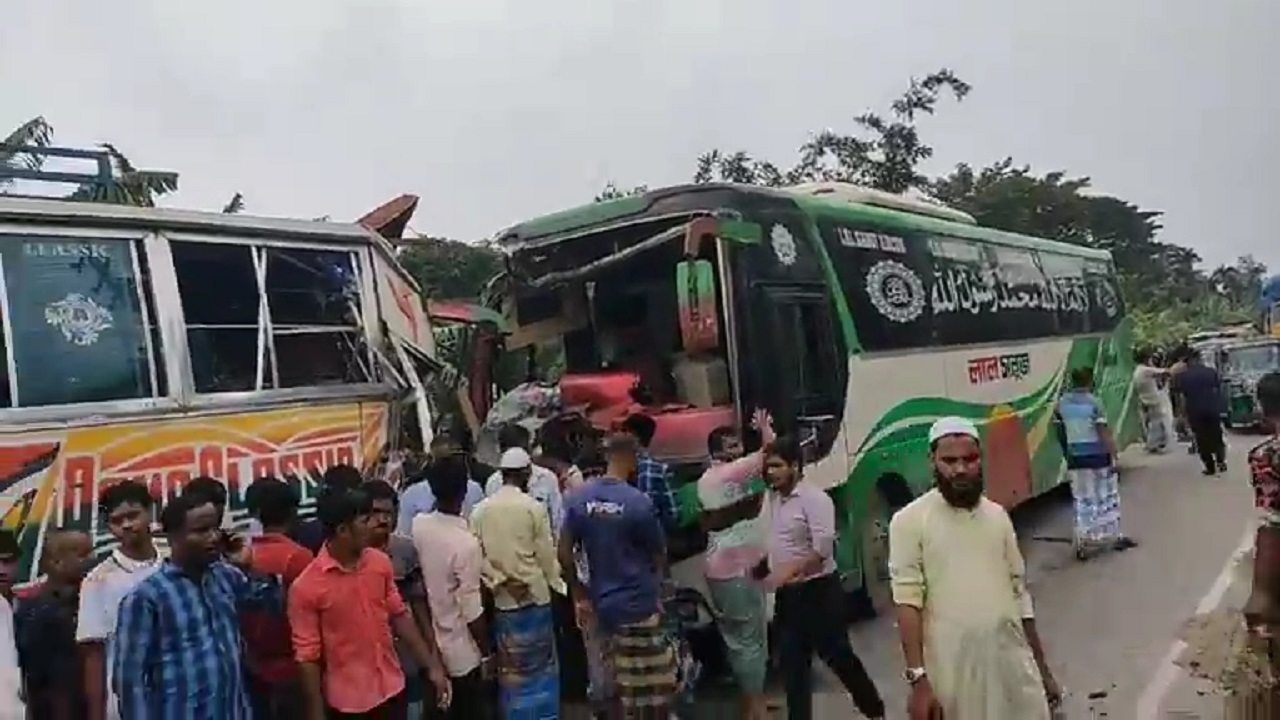 শোক র‌্যালিতে যাওয়ার পথে মুখোমুখি সংঘর্ষে দুর্ঘটনাকবলিত বাস। ছবি : কালবেলা