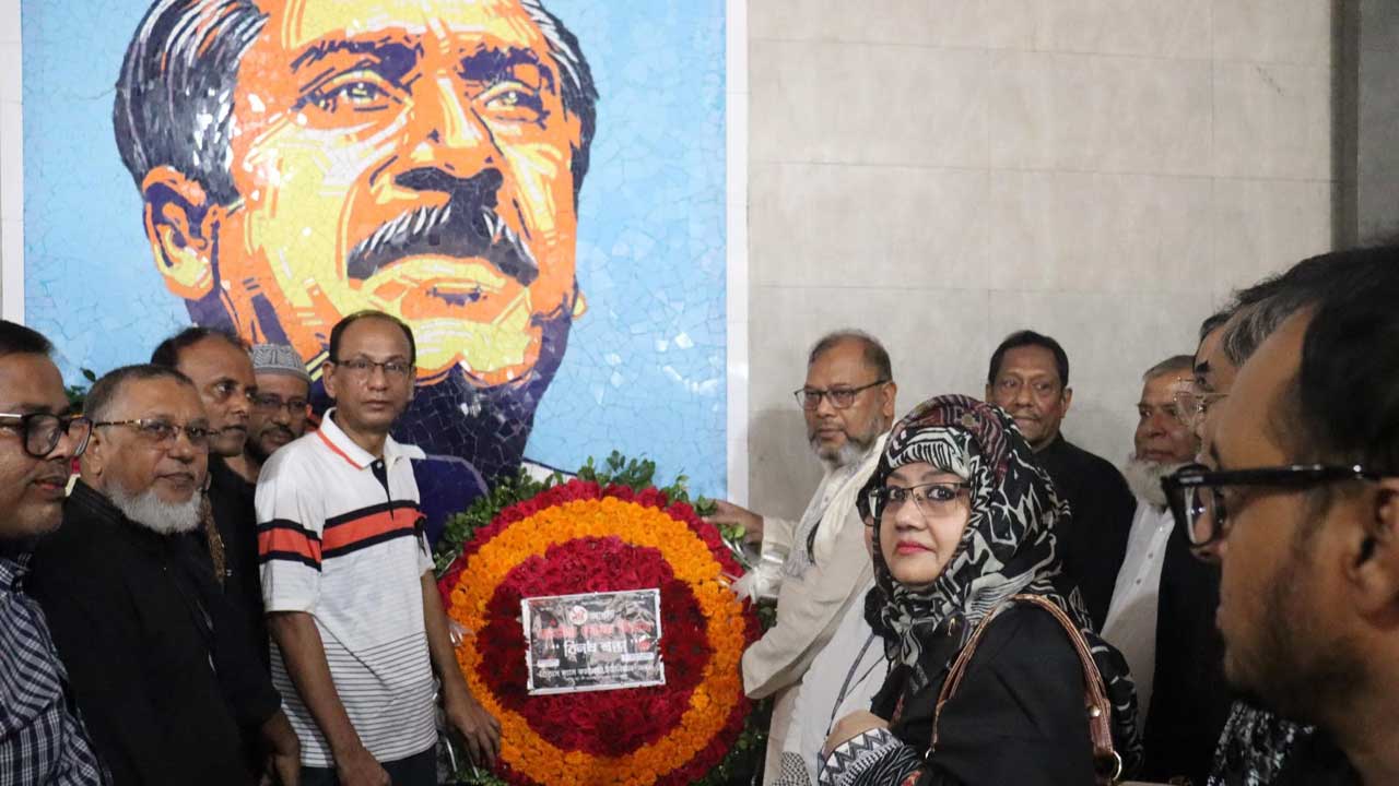 বঙ্গবন্ধুর ম্যুরালে পুষ্পস্তবক অর্পণ করেন তিতাস গ্যাসের ব্যবস্থাপনা পরিচালক প্রকৌ. মো. হারুনুর রশীদ মোল্লাহসহ অন্যরা। ছবি : সংগৃহীত