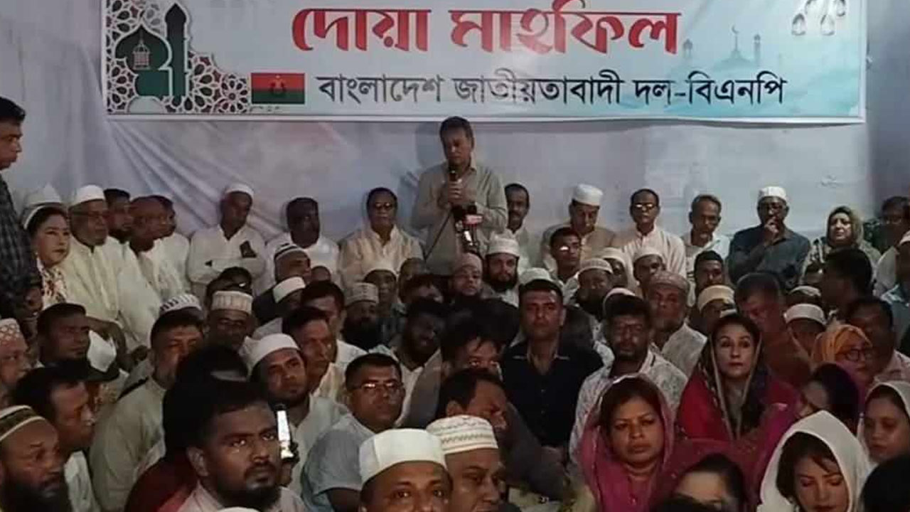 নয়াপল্টনে দলের কেন্দ্রীয় কার্যালয়ের নিচতলায় এক দোয়া মাহফিলে আমীর খসরু মাহমুদ চৌধুরী। ছবি : কালবেলা