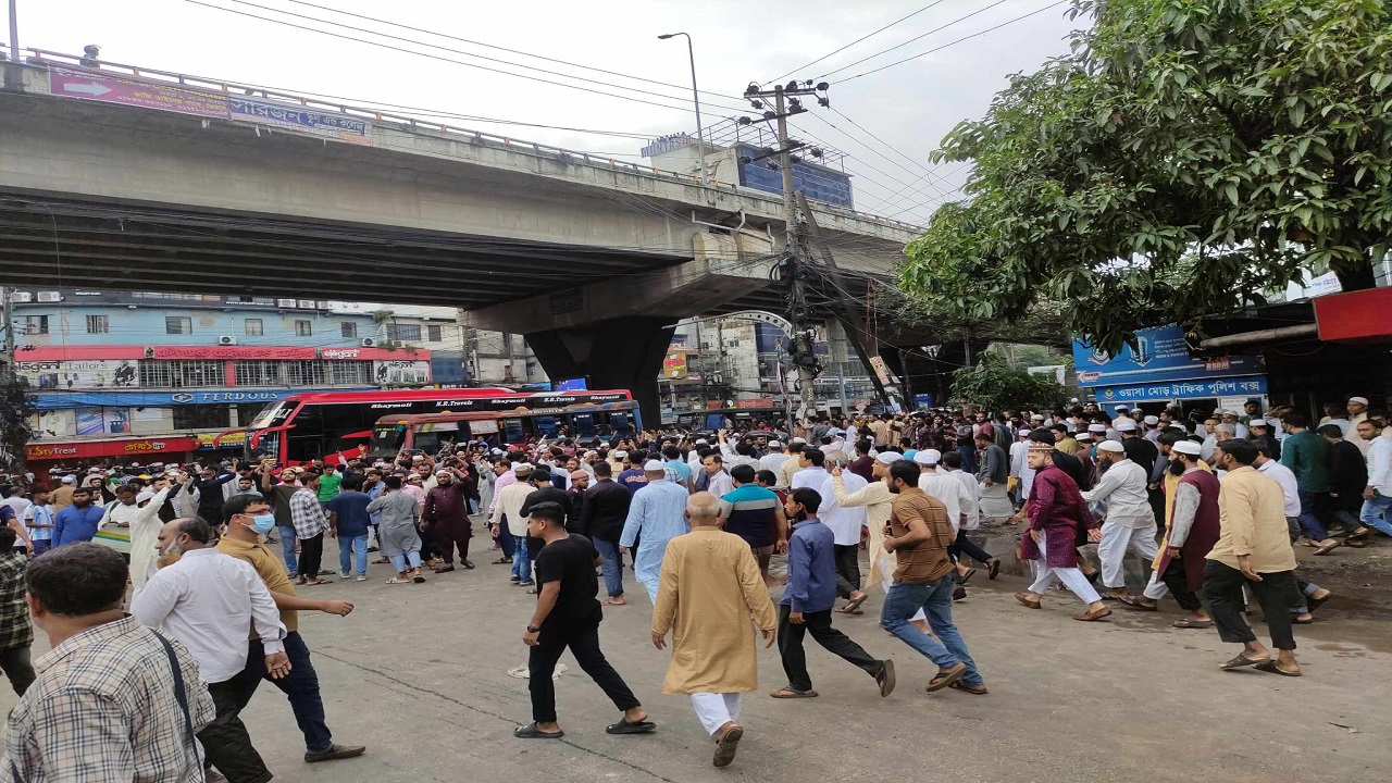 চট্টগ্রামে সাঈদীর গায়েবানা জানাজাকে কেন্দ্র করে পুলিশ-জামায়াত সংঘর্ষ। ছবি : কালবেলা