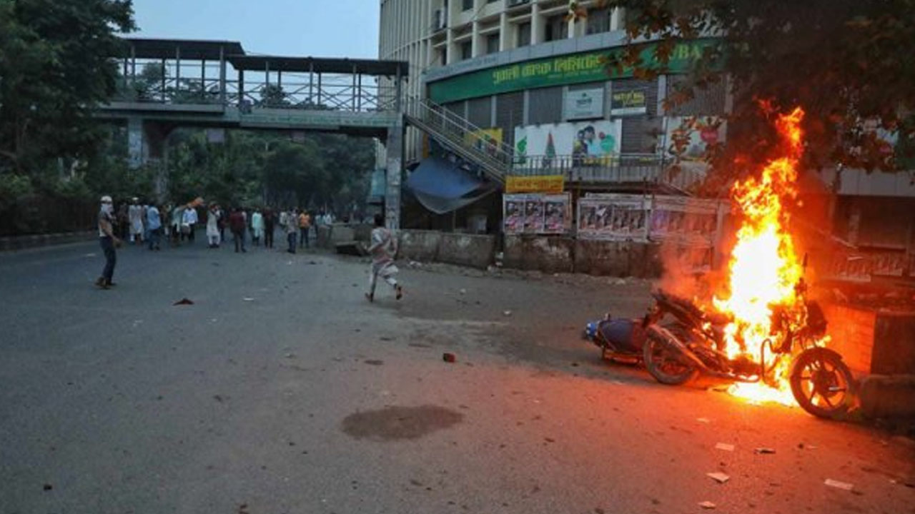 সাঈদীর মৃত্যুর পর শাহবাগ মোড়ে ভাঙচুরের ঘটনা। ছবি : সংগৃহীত