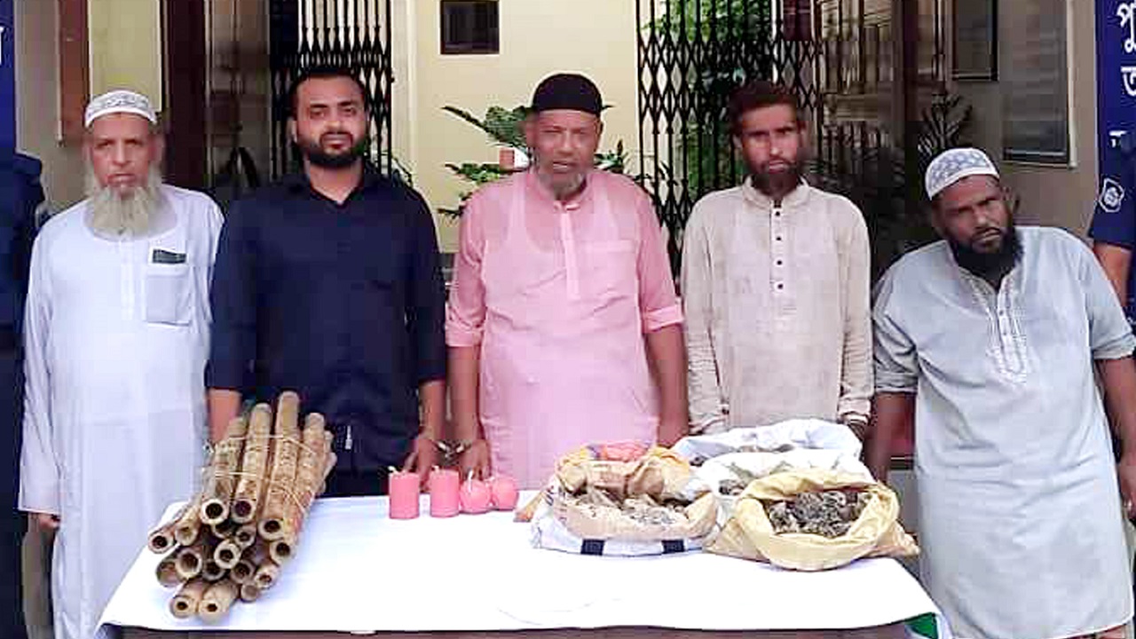 দুপচাঁচিয়ায় দেশীয় অস্ত্রসহ গ্রেপ্তার জামায়াত শিবিরের ৫ নেতাকর্মী। ছবি: কালবেলা