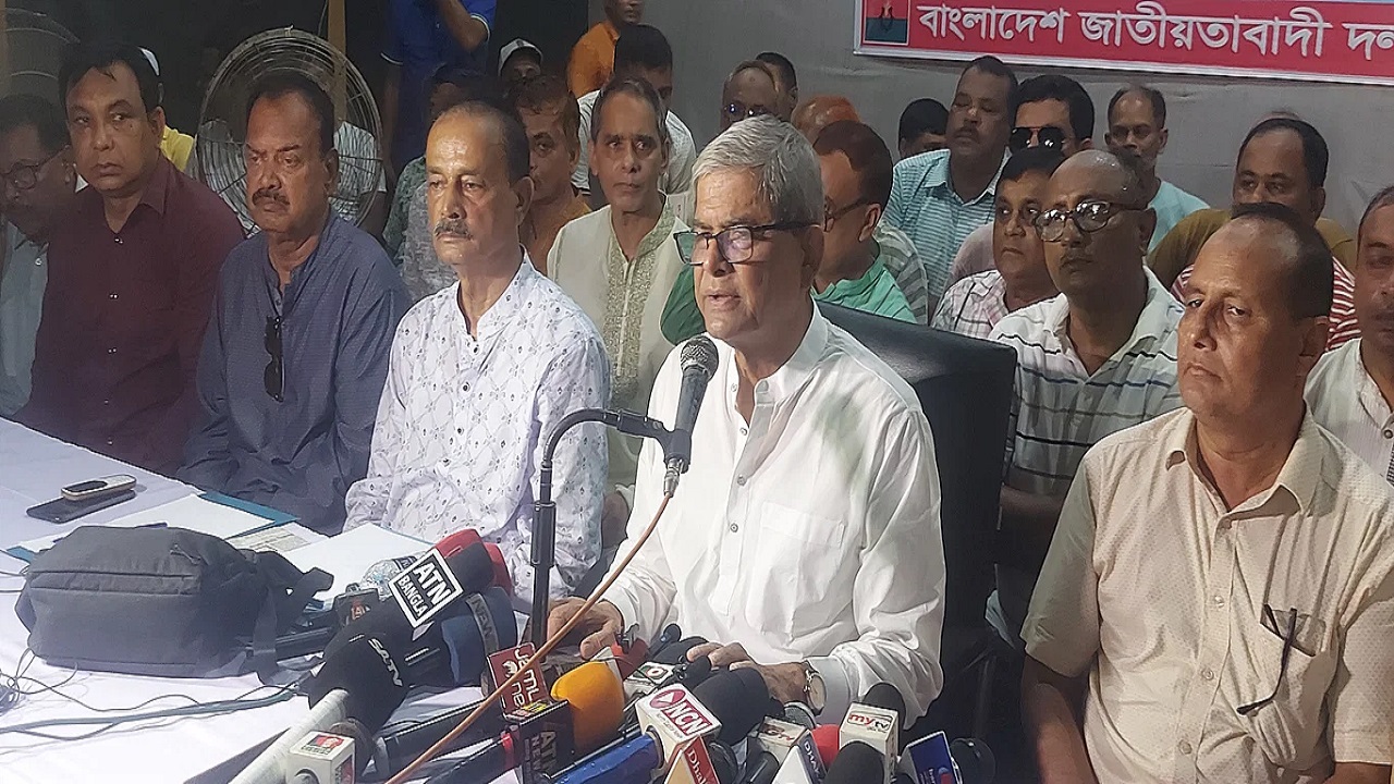 ঠাকুরগাঁওয়ে খালেদা জিয়ার সুস্থতা কামনা করে দোয়া মাহফিলে দলীয় নেতাকর্মীরা। ছবি: সংগৃহীত