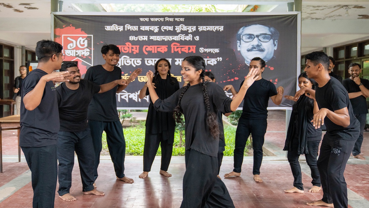 ডেঙ্গু সচেতনতায় পথনাট্য। ছবি : সংগৃহীত