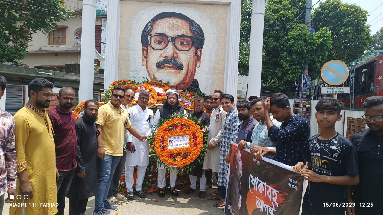 বঙ্গবন্ধু শেখ মুজিবুর রহমানের প্রতিকৃতিতে পুষ্পস্তবক অর্পণ করছেন ড. কাজী এরতেজা হাসান। ছবি : কালবেলা