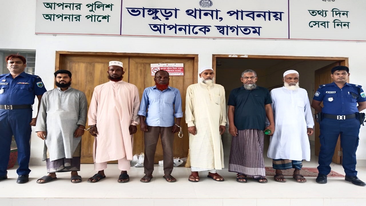 পাবনায় গ্রেপ্তারকৃত জামায়াত-শিবিরের একাংশ। ছবি : কালবেলা