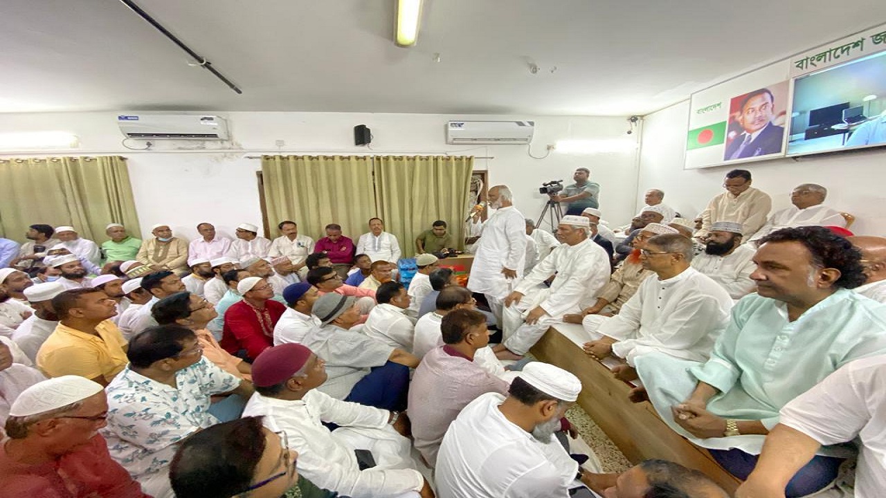 বুধবার গুলশানে বিএনপি চেয়ারপারসনের রাজনৈতিক কার্যালয়ে দোয়া মাহফিল। ছবি : কালবেলা