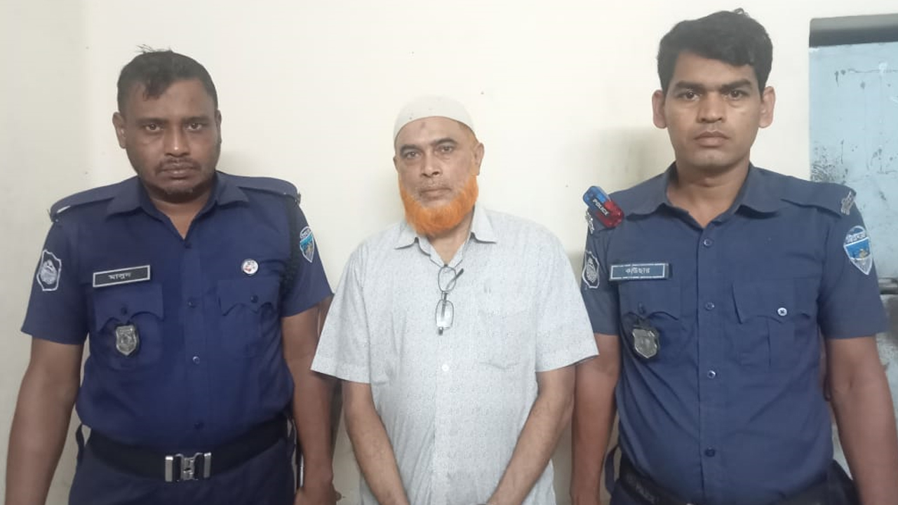 চট্টগ্রামের সীতাকুণ্ডে গ্রেপ্তার জামায়াতের সাবেক নেতা মোহাম্মদ জসিম। ছবি: কালবেলা