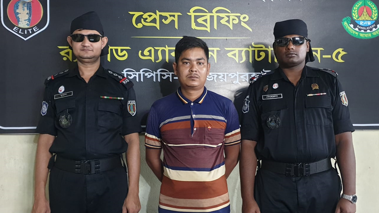 নওগাঁ থেকে বৃহস্পতিবার র‌্যাবের হাতে গ্রেপ্তার আরিফ হোসেন। ছবি: কালবেলা