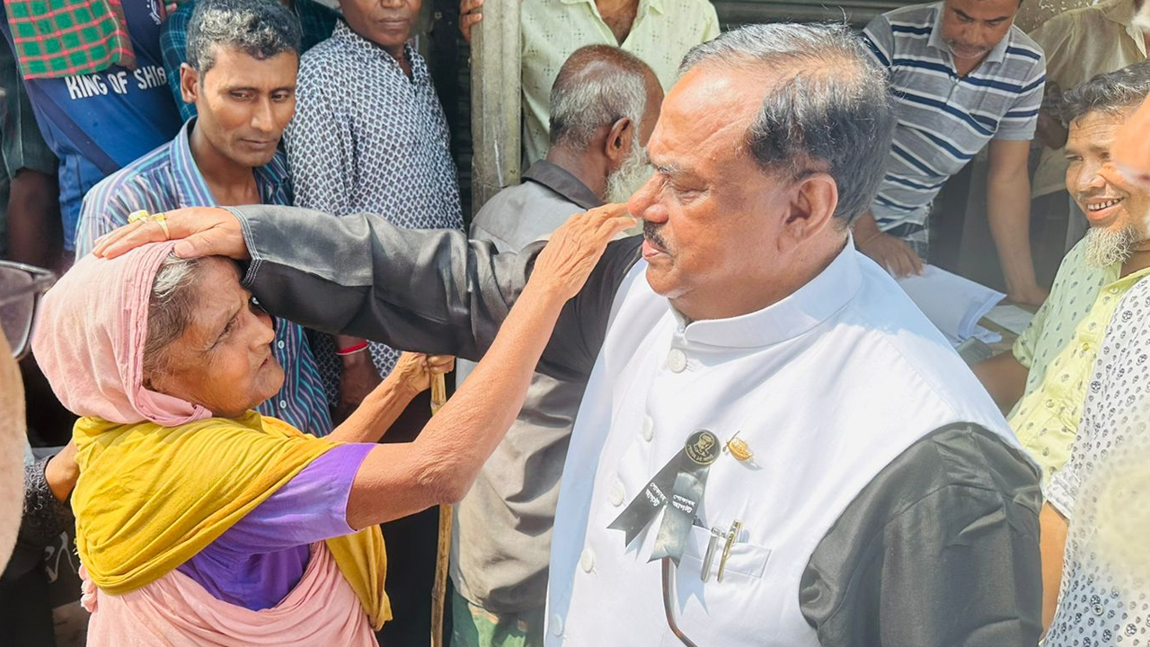 নওগাঁর নিয়ামতপুরে বৃহস্পতিবার খাদ্যবান্ধব কর্মসূচির চাল বিতরণ কার্যক্রম পরিদর্শনে গিয়ে উপকারভোগীদের সঙ্গে কথা বলেন খাদ্যমন্ত্রী সাধন চন্দ্র মজুমদার। ছবি: কালবেলা