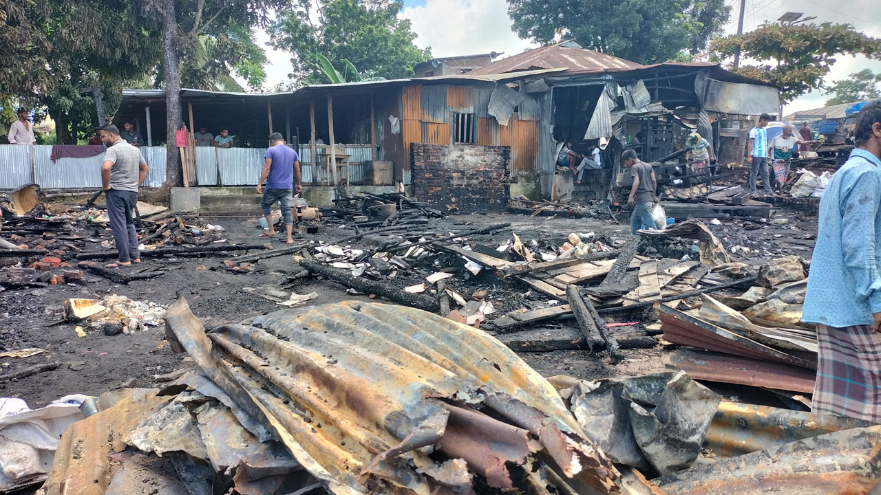 খাগড়াছড়ির দীঘিনালায় অগ্নিকাণ্ডে পুড়ল দোকানপাট। ছবি : কালবেলা