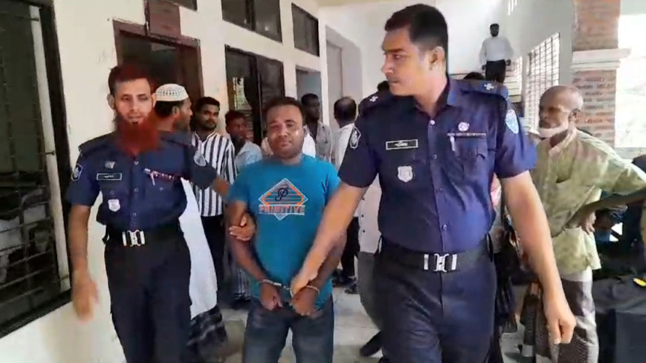 আদালতে পর্নোগ্রাফি মামলার আসামি। ছবি : সংগৃহীত