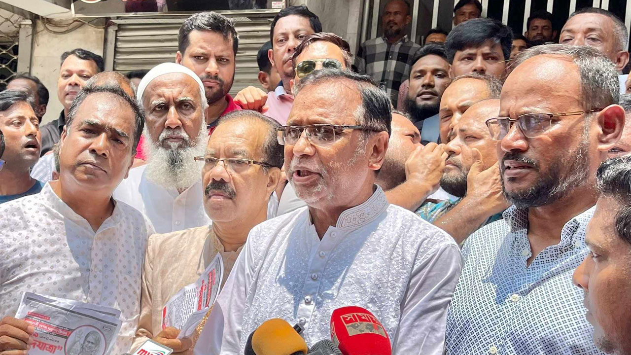 লিফলেট বিতরণকালে বিএনপি চেয়ারপারসনের উপদেষ্টা ও ঢাকা মহানগর দক্ষিণের আহ্বায়ক আব্দুস সালাম। ছবি : কালবেলা