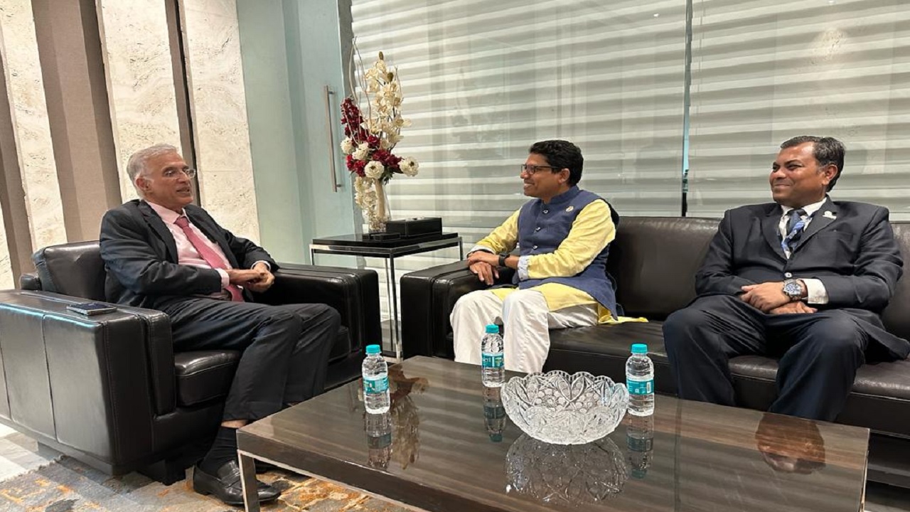 ভারত সফরের প্রথম দিন মুম্বাইয়ে হিরানন্দানি গ্রুপের প্রধান কার্যালয়ে আইসিটি প্রতিমন্ত্রী জুনাইদ আহমেদ পলক।
