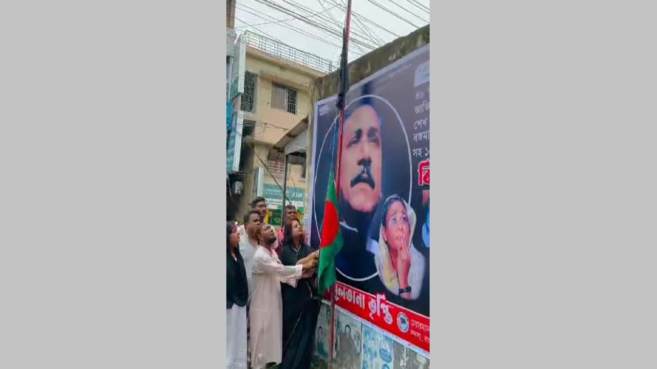 জাতীয় শোক দিবসে পতাকা উত্তােলন করছেন শান্তাহার ইউপি চেয়ারম্যান নাহিদ সুলতানা তৃপ্তি। ছবি : কালবেলা