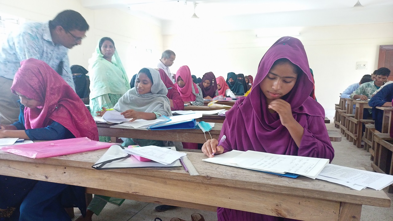 পরীক্ষা কেন্দ্রে শাহানাজ পারভীন। ছবি : কালবেলা