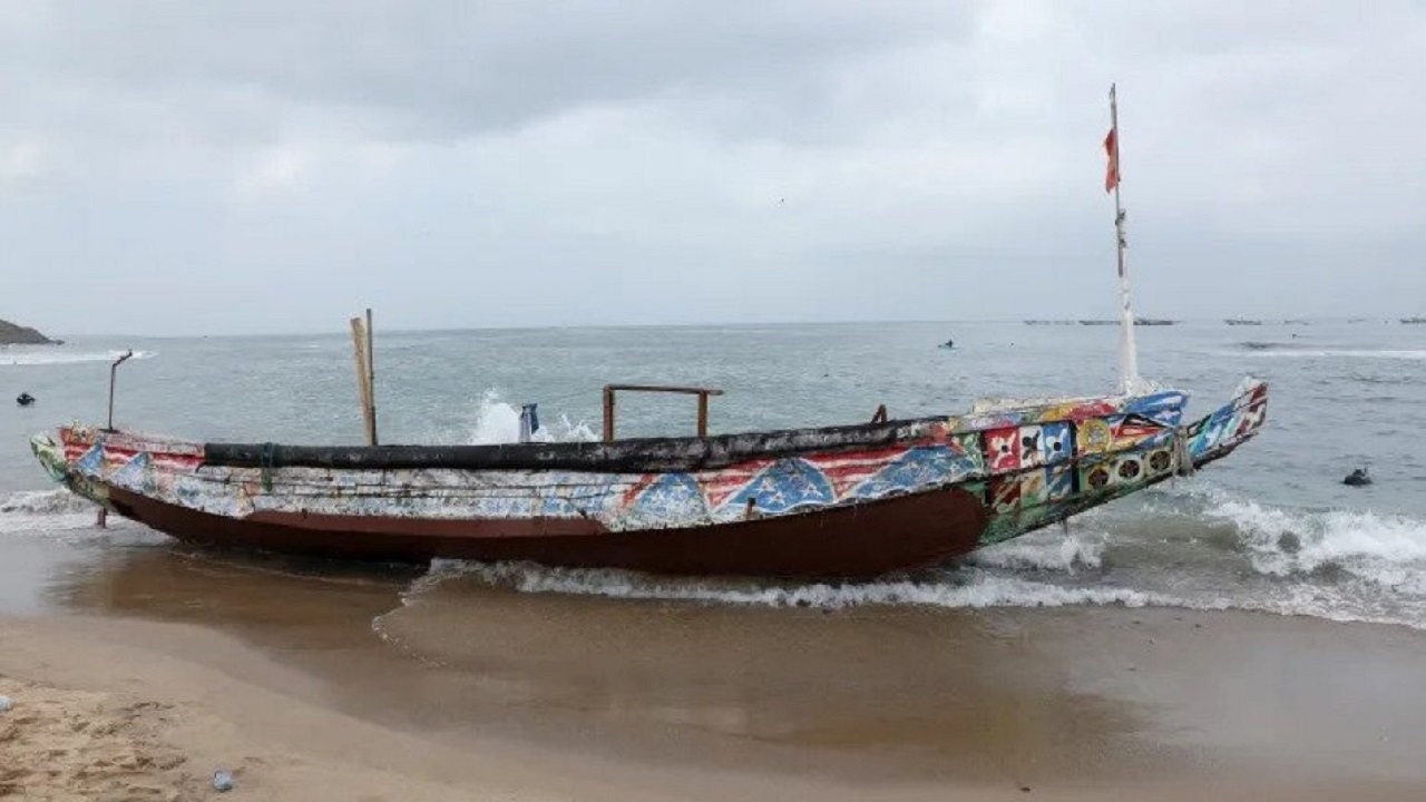 সেনেগালের উপকূলে অভিবাসীবাহী একটি নৌকা। ছবি : সংগৃহীত