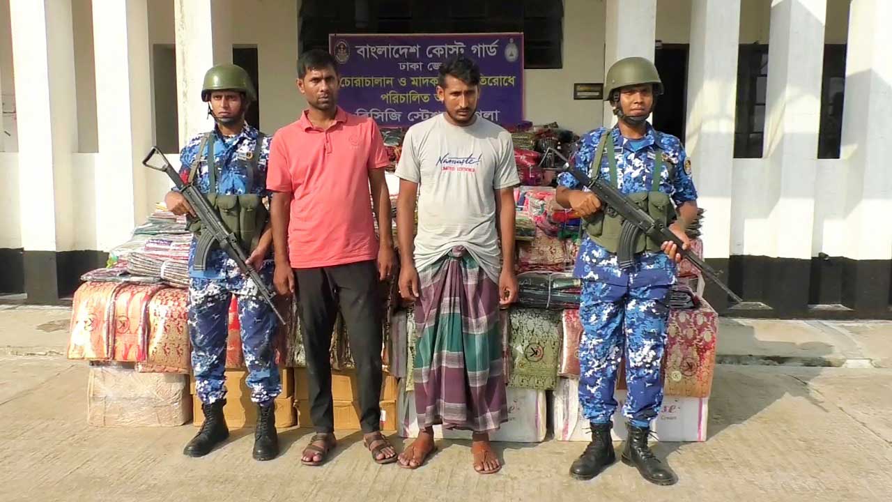 অবৈধভাবে আসা ভারতীয় কাপড় আনায় আটক দুজন। ছবি : সংগৃহীত