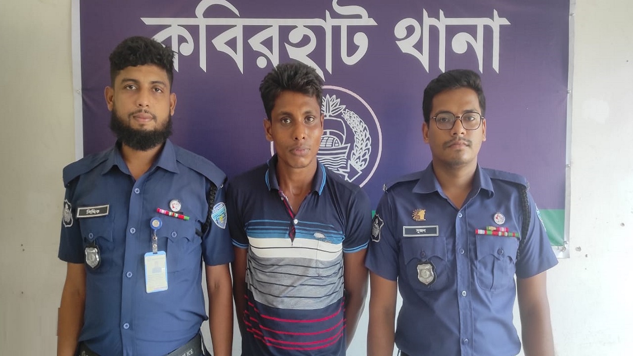 কবিরহাটে এইচএসসি পরীক্ষা কেন্দ্রে মাতলামির দায়ে গ্রেপ্তার আবদুল কাইয়ুম রিয়াজ। ছবি : কালবেলা