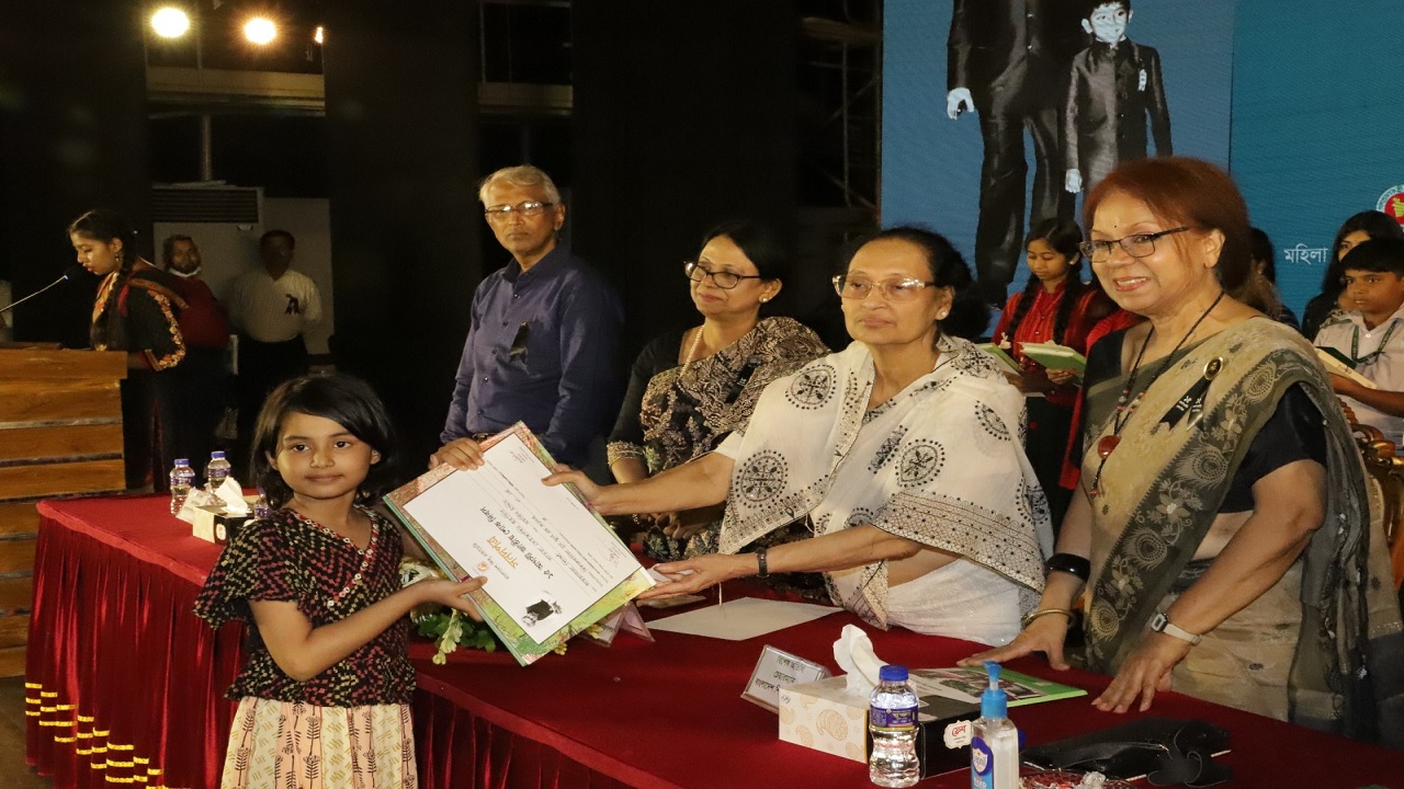 বৃহস্পতিবার জাতির পিতা বঙ্গবন্ধু শেখ মুজিবুর রহমানের ৪৮তম শাহাদাৎবার্ষিকী ও জাতীয় শোক দিবস উপলক্ষে বাংলাদেশ শিশু একাডেমিতে জাতীয় শোক দিবস পালন। ছবি : কালবেলা