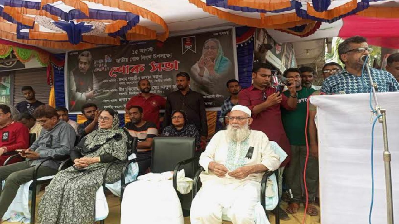 বৃহস্পতিবার বিকালে শৈলকুপা পৌরসভার পক্ষ থেকে শহরের চৌরাস্তা মোড়ে শোকসভা অনুষ্ঠিত হয়। ছবি : কালবেলা