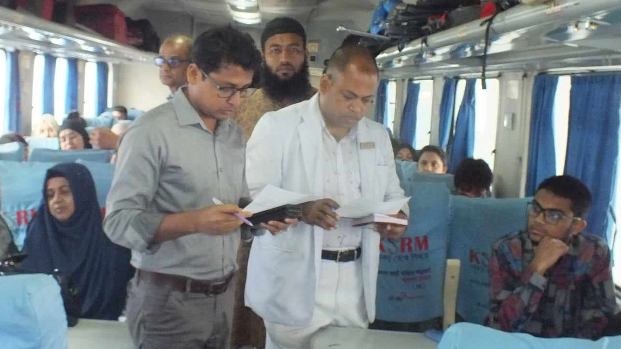পাকশি বিভাগীয় রেলওয়ের বাণিজ্যিক দপ্তরের ভ্রাম্যমাণ আদালত বৃহস্পতিবার বিনা টিকিটে ট্রেন ভ্রমণকারী যাত্রীদের জরিমানা করে। ছবি: কালবেলা