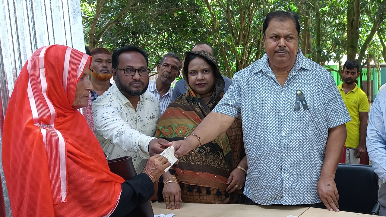 কুড়িগ্রামের চিলমারী উপজেলা পরিষদ চত্বরে শুক্রবার অসহায় পরিবারের মধ্যে টিন ও চেক বিতরণ করা হয়। ছবি: কালবেলা