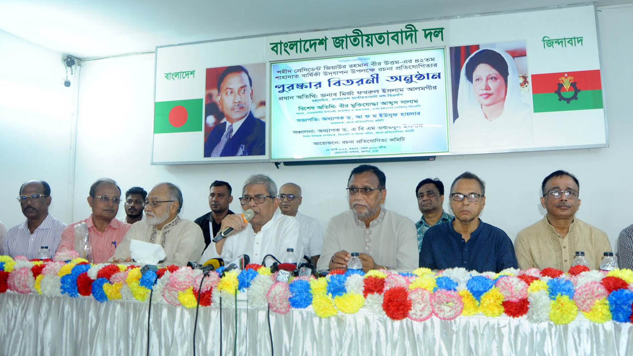 গুলশানে বিএনপির চেয়ারপারসনের রাজনৈতিক কার্যালয়ে দলটির মহাসচিব মির্জা ফখরুল ইসলাম আলমগীর। ছবি : কালবেলা