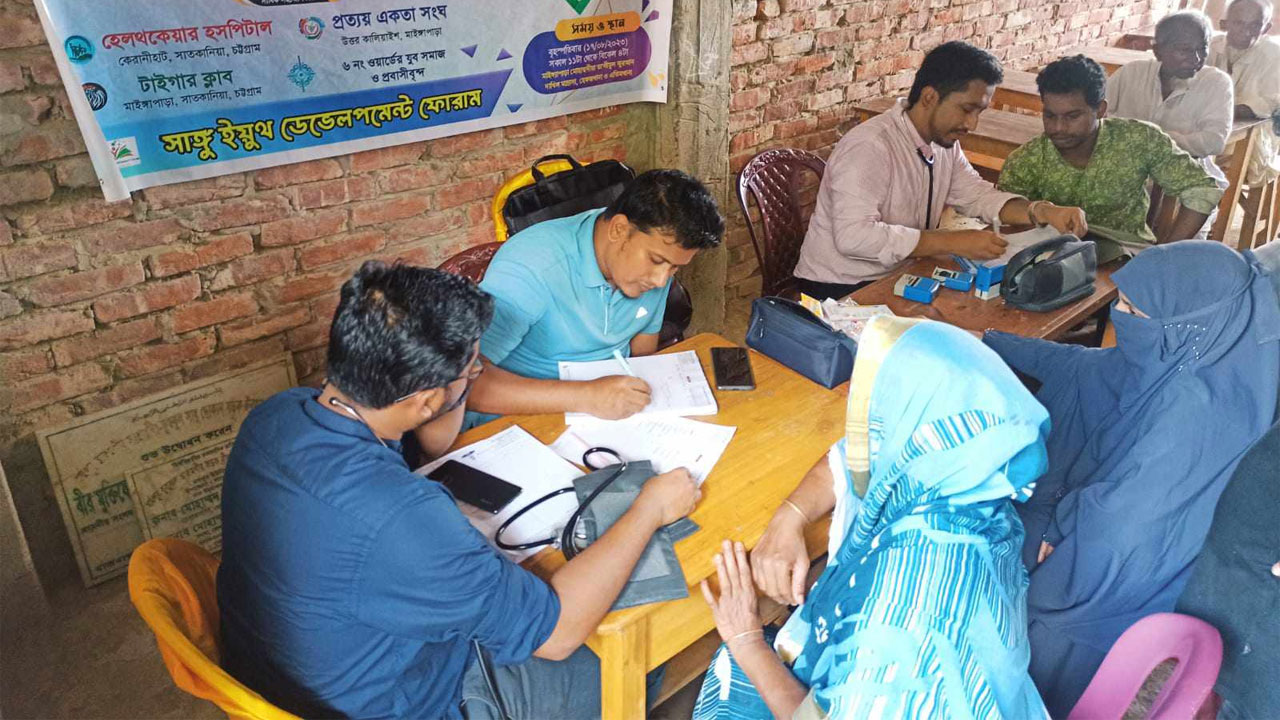 বন্যার্তদের ফ্রি চিকিৎসা সেবা দিচ্ছেন স্থানীয় চিকিৎসকরা। ছবি: কালবেলা