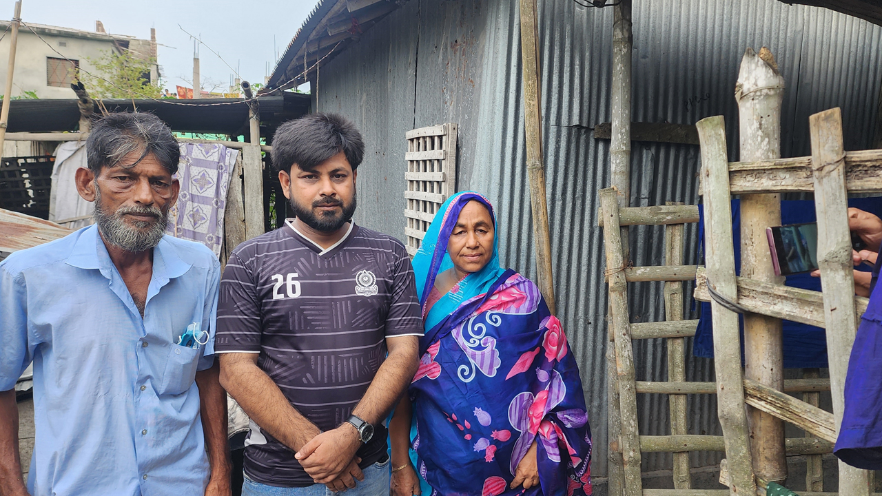 ঝিনাইদহের কালীগঞ্জে ফেরিওয়ালা মিরাজুল হক ও মা জুলেখা বেগমের সঙ্গে বিসিএস ক্যাডার বড় ছেলে জাহাঙ্গীর। ছবি: কালবেলা