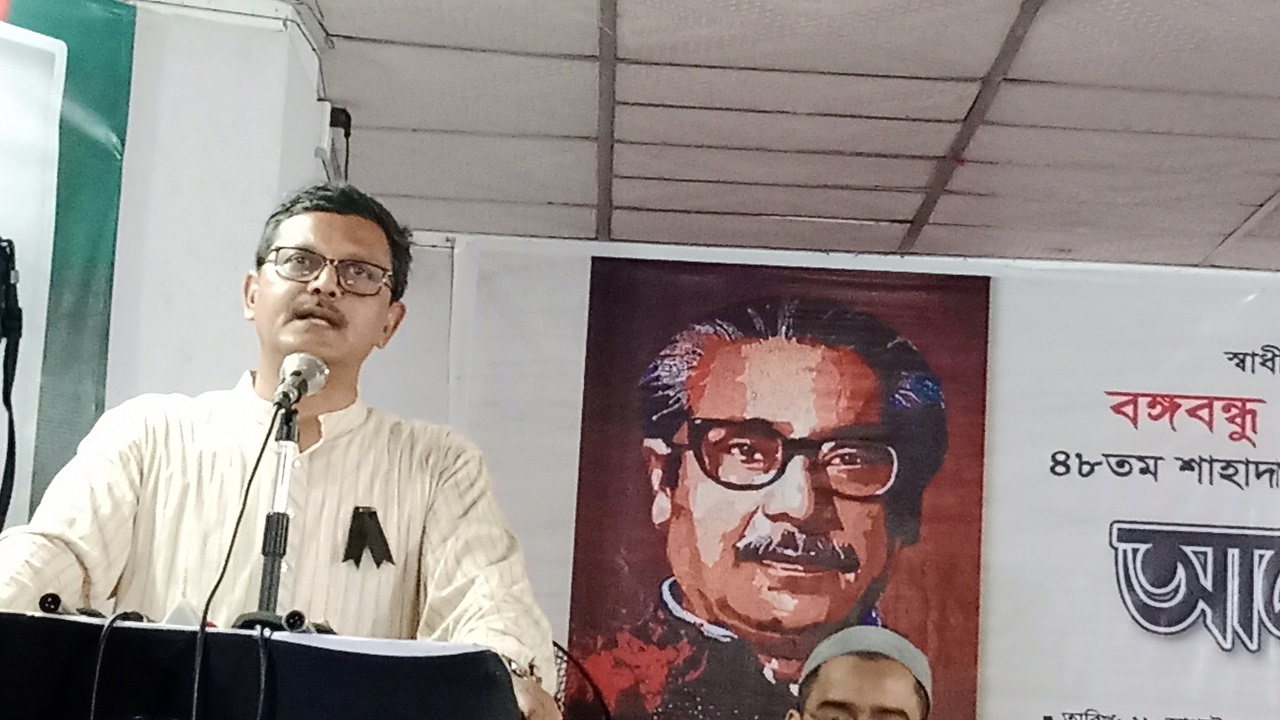 দিনাজপুর প্রেস ক্লাব আয়োজিত আলোচনা সভায় নৌপরিবহন প্রতিমন্ত্রী খালিদ মাহমুদ চৌধুরী। ছবি : কালবেলা