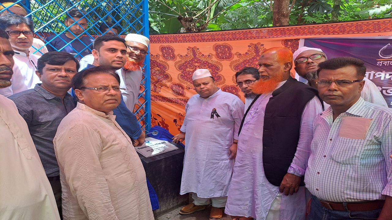 কয়রায় নিরাপদ খাবার পানির প্লান্ট উদ্বোধনকালে সংসদ সদস্য আলহাজ মো. আক্তারুজ্জামান বাবু। ছবি : কালবেলা