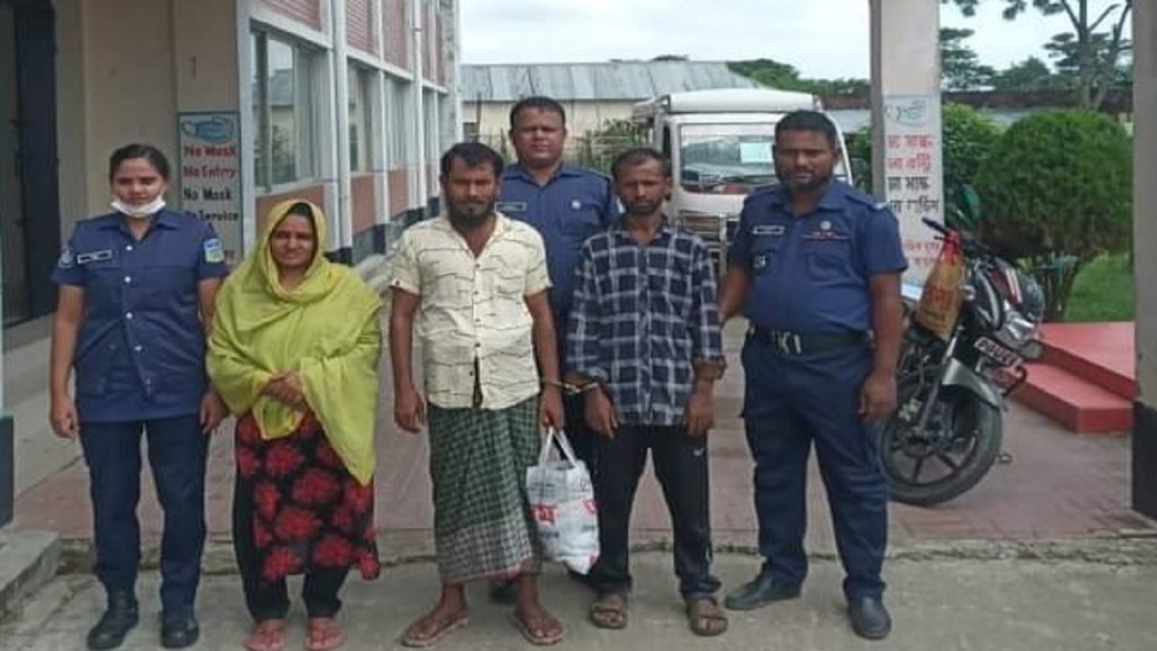 ১৫ বছর পালিয়ে পুলিশের কাছে ধরা আসামি। ছবি : সংগৃহীত