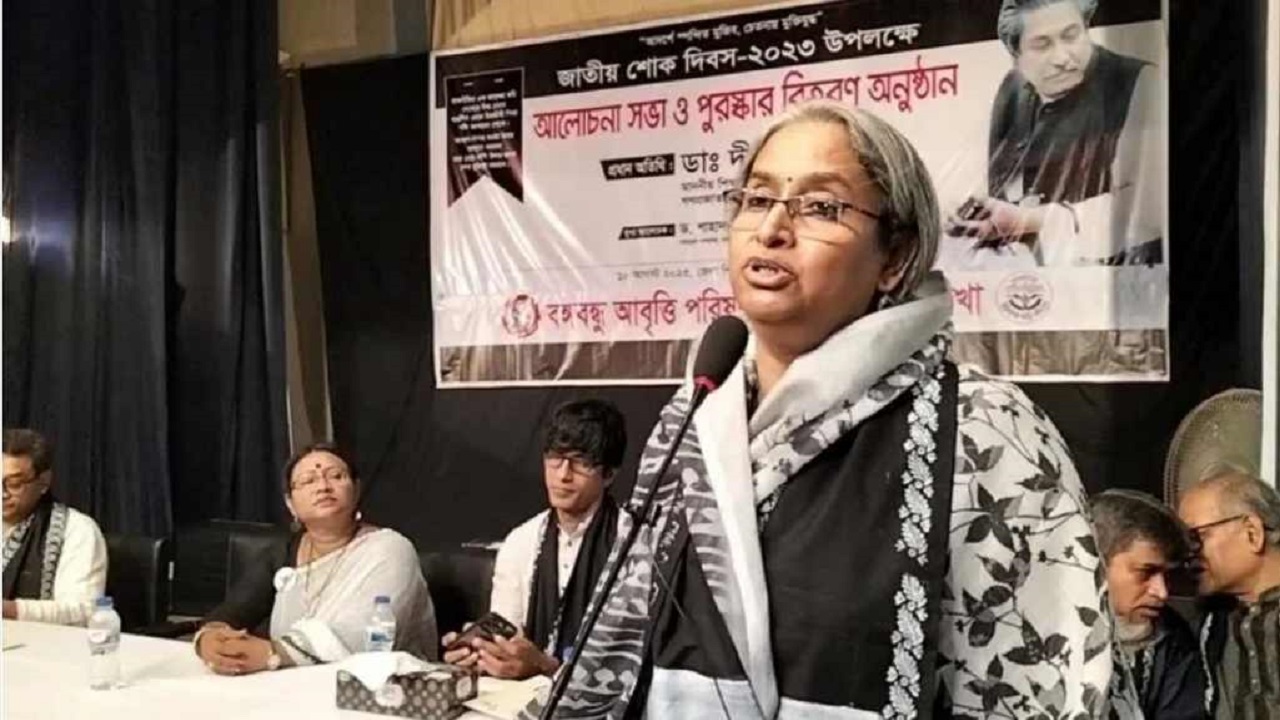 চাঁদপুর বঙ্গবন্ধু আবৃত্তি পরিষদের উদ্যোগে আলোচনা সভা ও পুরস্কার বিতরণী অনুষ্ঠানে শিক্ষামন্ত্রী ডা. দীপু মনি। ছবি : কালবেলা